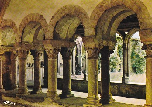 Colonnades jumelées du cloître d'origine de l'abbaye