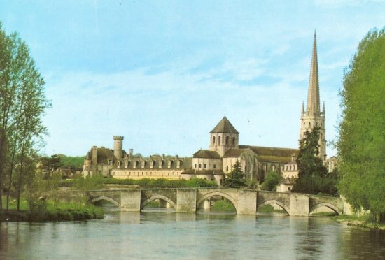Saint-Savin-sur-Gartempe (Vienne) : l'église, l'abbaye et le vieux pont sur la Gartempe