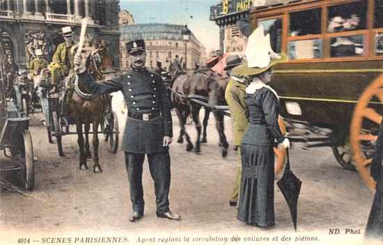 Agent réglant la circulation des voitures et des piétons à Paris