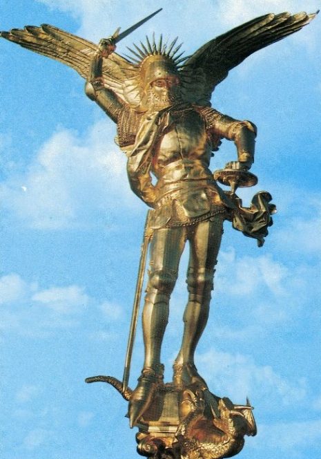 L'archange saint Michel, par Frémiet, placé sur le haut de la flèche