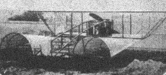 L'aéroplane Détable de Max Boucher parcourt 1 km sans pilote le 2 juillet 1917 sur la base d'Avord