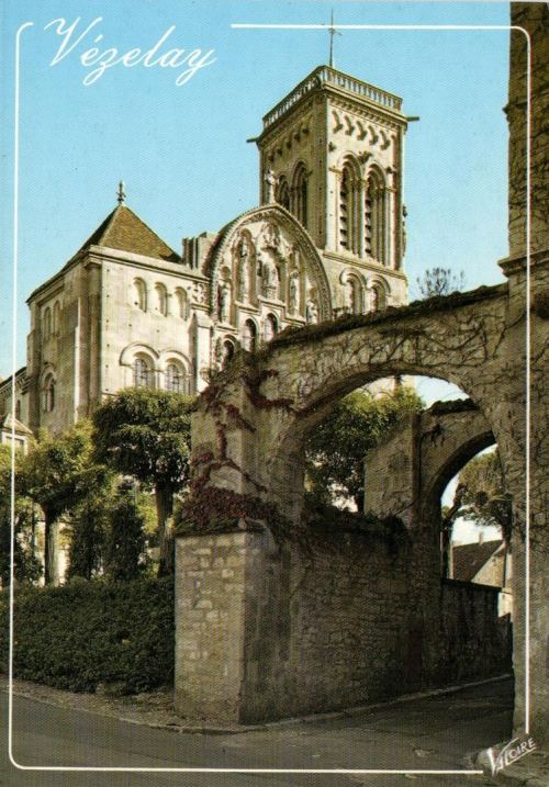 Façade restaurée par Eugène Viollet-le-Duc de la basilique Sainte-Madeleine de Vézelay