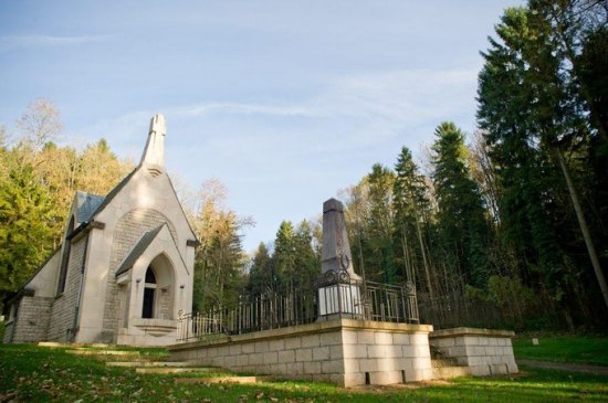 À l'emplacement du village détruit s'élève depuis 1930 une chapelle devant laquelle se trouve un monument aux morts