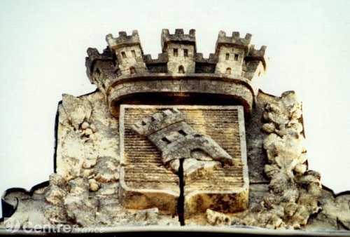Construite au XIXe siècle, la façade du château d'eau de l'avenue du 8-Mai-1945 porte aussi les armes de Vierzon