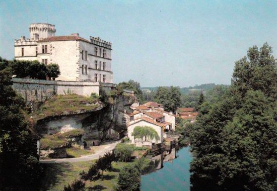 Le château de Bourdeilles, dominant la Dronne (Dordogne)