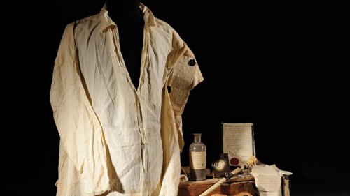 La chemise de nuit que Napoléon porta quelques heures avant sa mort, ainsi que des bandelettes, des mouchoirs et la canne en ivoire de l'Empereur