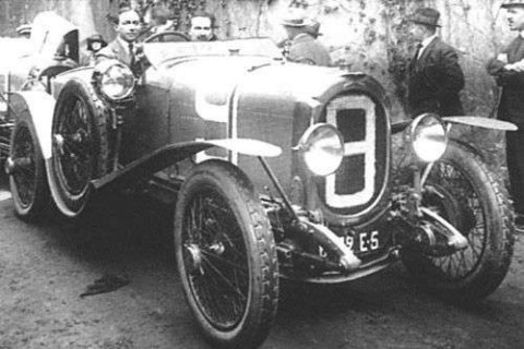 André Lagache et de René Léonard, au volant d'une Chenard et Walker remportant la première édition des 24 heures du Mans