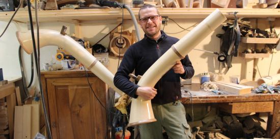 Sandro Faïta, un des cinq facteurs français de cor des Alpes, dans son atelier de la Croix-Rousse à Lyon