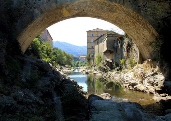 Vals-les-Bains, au cœur du Parc Naturel des Monts d'Ardèche