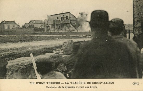 Explosion de la cartouche de dynamite ouvrant une brèche