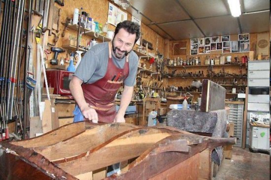 Dans son atelier, Fabrice Papin restaure une commode Louis XV