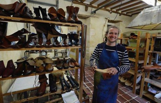 Jean-Baptiste Ferey dans son atelier de Moon-sur-Elle (Manche)