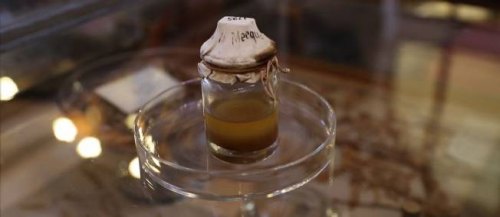 Une fiole de baume de La Mecque rapportée de la campagne d'Égypte Une fiole de baume de La Mecque rapportée de la campagne d'Égypte