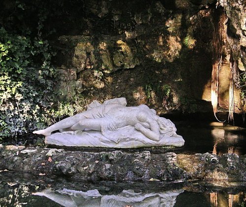 Statue de Fleurette, par Daniel Campagne (1896), dans une grotte du parc de la Garenne à Nérac