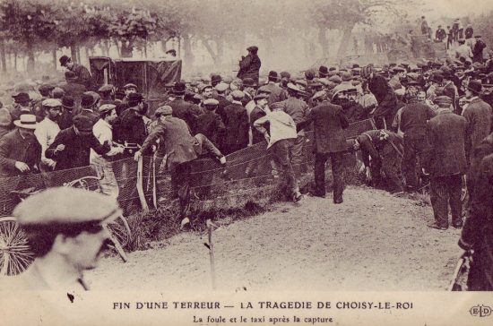 La foule et le taxi ramenant Bonnot après la capture