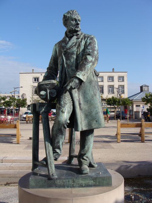 Statue en bronze de Frédéric Sauvage à Boulogne-sur-Mer