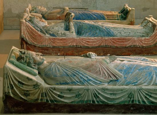 Gisants de Richard Coeur de Lion (au premier plan), Aliénor d'Aquitaine et Henri II d'Angleterre, à l'Abbaye de Fontevraud