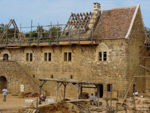Construction du château de Guédelon à l'aide des outils et matériaux utilisés au Moyen Age