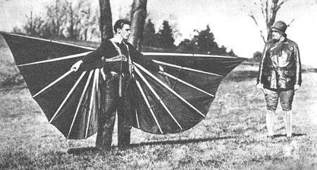 Une Américaine, Mme Helen Alberti, a inventé un appareil, composé de deux ailes qui, paraît-il, permettrait aux humains de voler. Voici l'appareil déplié