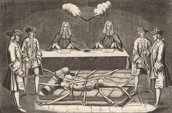Damiens couché sur un lit de fer subit l'interrogatoire de deux magistrats. Estampe du temps