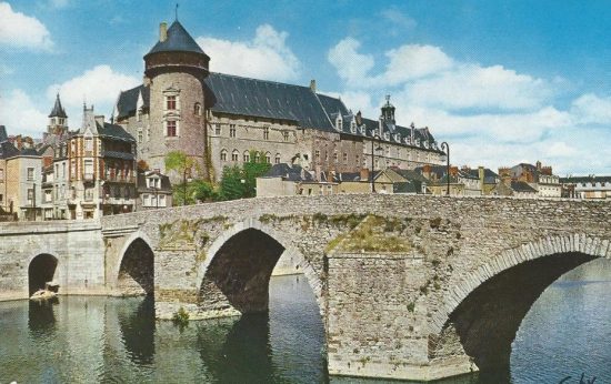 Laval. Le château et le vieux pont