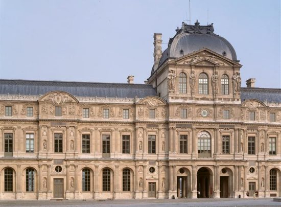 Pavillon de l'Horloge dominant la cour Carrée du Louvre