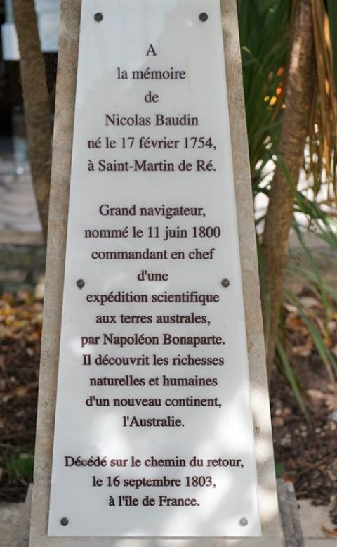 Monument érigé en l'honneur de Nicolas Baudin sur le port de Saint-Martin-de-Ré