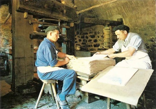 Moulin Richard de Bas. Levage des feuilles blanches