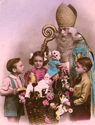 Saint Nicolas, protecteur des enfants, distribue des récompenses aux enfants sages