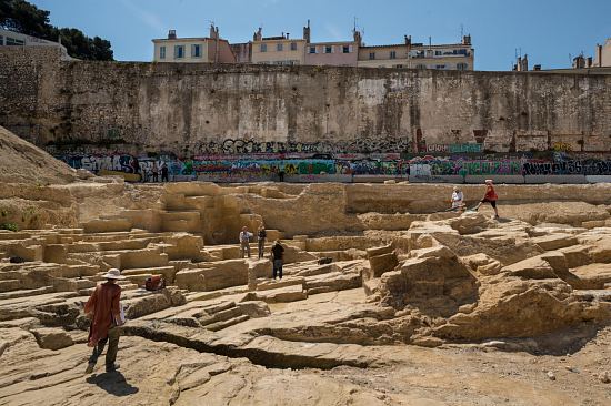 Vue générale de la carrière grecque archaïque. En arrière plan, un tronçon du rempart du XVIIe siècle