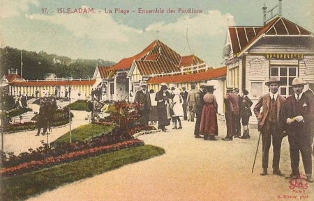 La plage. Ensemble des pavillons