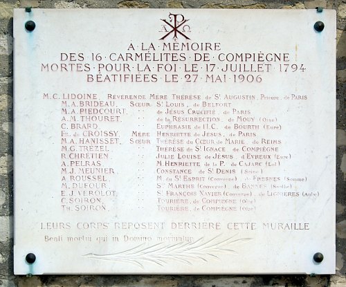 Plaque au cimetière de Picpus (Paris 12e), en mémoire des 16 Carmélites de Compiègne, guillotinées le 17 juillet 1794 et béatifiées par le pape Pie X le 27 mai 1906