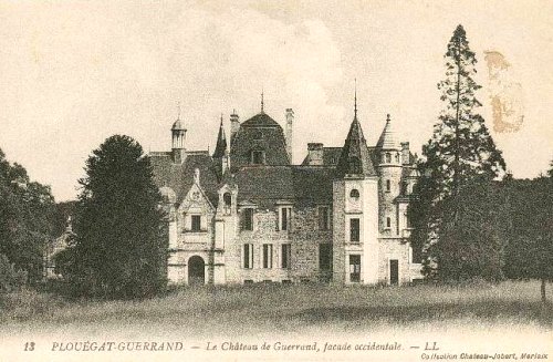 Château Guérand à Plouégat-Guérand. En ruines, il fut rasé vers 1840 et avec ses matériaux on en rebâtit un nouveau en 1902, détruit par un incendie le 1er janvier 1940