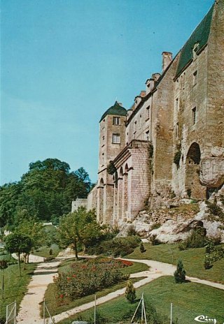 Pons. Les remparts et le jardin