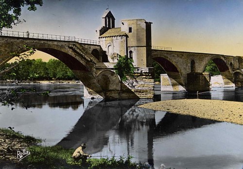 Pêcheurs à la ligne près du Pont Saint-Bénézet et Chapelle Saint-Nicolas, au milieu du XXe siècle