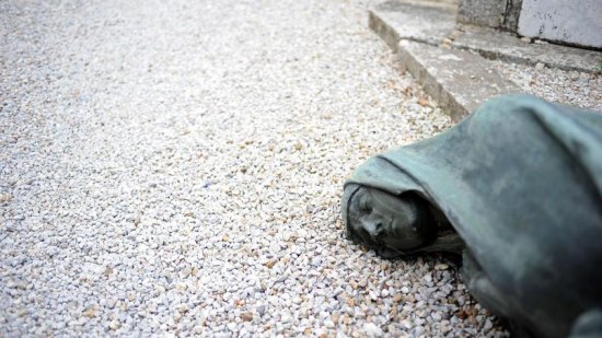 Une tombe vandalisée au cimetière Saint-Roch de Castres, mercredi 15 avril 2015