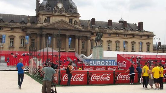 Fan Zone tour Eiffel (7e), City stade avec publicités pour COCA-COLA interdites sur un site classé. Photo en date du 10 juin