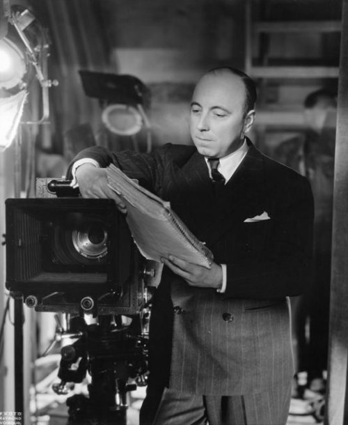 Le réalisateur Marcel Carné (1906-1996) sur le tournage de La Marie du Port en 1949