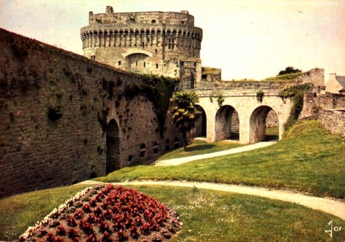 Dinan. Les remparts au pied du donjon