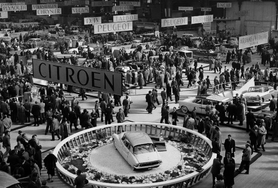 Stand Citroën au Salon de l'Automobile 1955