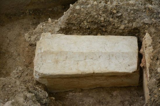 Sarcophage d'enfant mérovingien découvert à Chartres, encore scellé