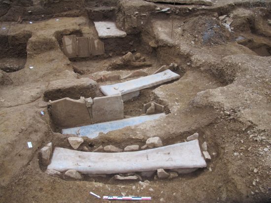 Ensemble de sarcophages en plomb découverts sur le chantier de fouilles