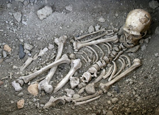 Reconstitution de la sépulture du Néandertalien de La Chapelle-aux-Saints