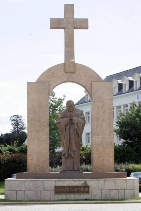 La statue de Jean-Paul II, offerte par le sculpteur russe Zourab Tsereteli et installée en décembre 2006 à Ploërmel