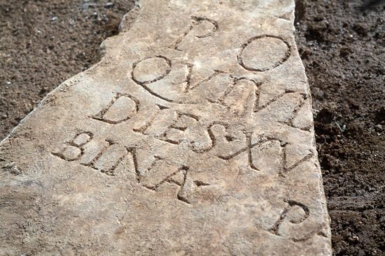 Fouilles archéologiques de Nîmes : fragment de stèle de la fin du IIe ou du IIIe siècle