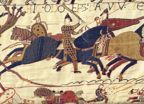 L'évêque Odon de Bayeux tenant un bâton, signe d'autorité, lors de la bataille d'Hastings et encourageant les combattants. Détail de la Tapisserie de Bayeux