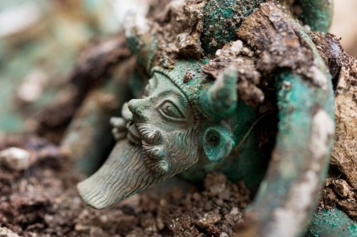 Sur le chaudron mis au jour à Lavau (Aube), une anse est décorée d'une tête du dieu grec Achéloos