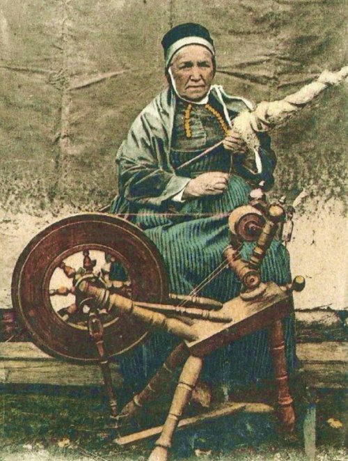 Fileuse bretonne. Sa quenouille et son rouet Fileuse bretonne. Sa quenouille et son rouet