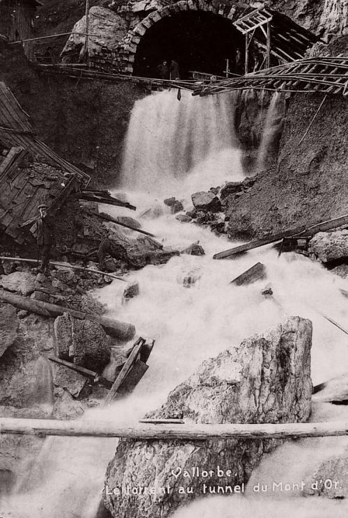 Le torrent à la sortie du tunnel du Mont-d'Or