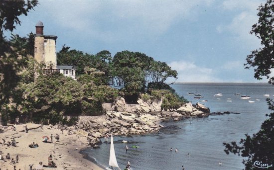 Plage de l'Anse Rouge et Tour Plantier (construite en 1861)